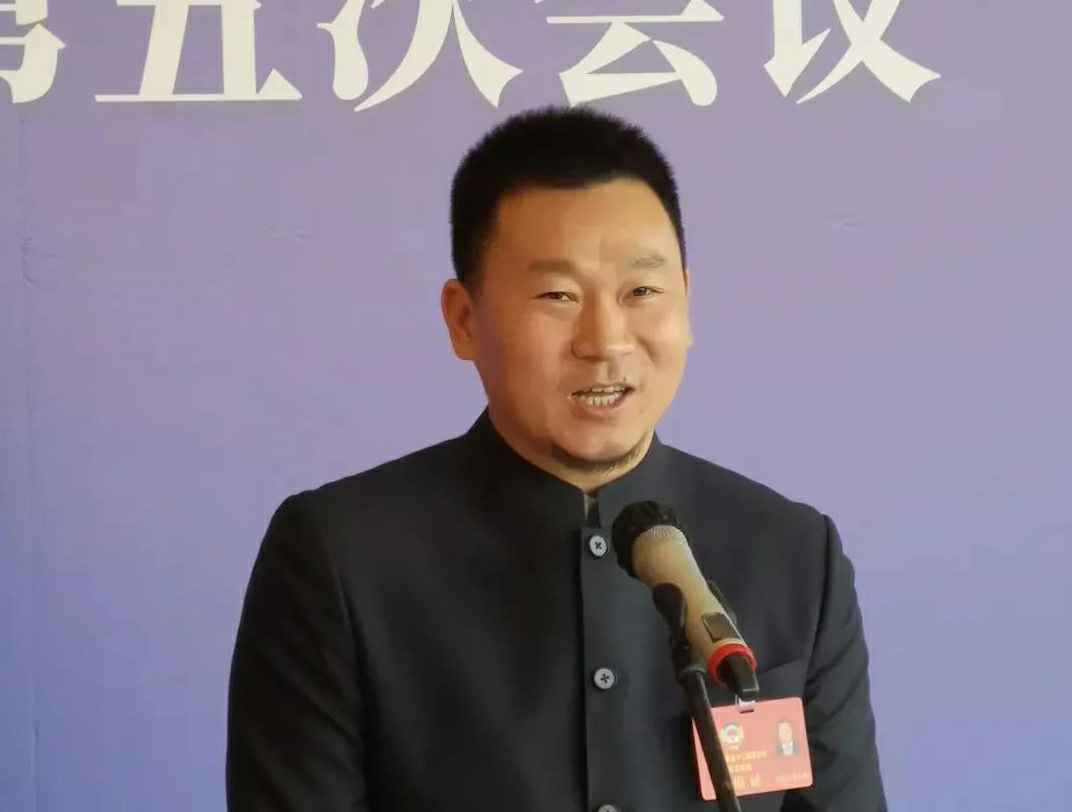 为进一步展示市政协团结、民主、开放、自信的形象，向市民和网友展示政协委员的履职风采，中山市政协十二届五次会议在2月4日上午开幕前开设“委员通道”，市政协委员、开云app官方下载网站-开云(中国)公司总经理陈朝阳走进“委员通道”，回应社会关切的问题。他就如何做好城市应急管理规划的问题进行发言，并回答记者提问。.jpg